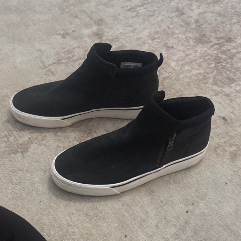 Keds Black High-Top woman’s Sneakers.     Needs insoles